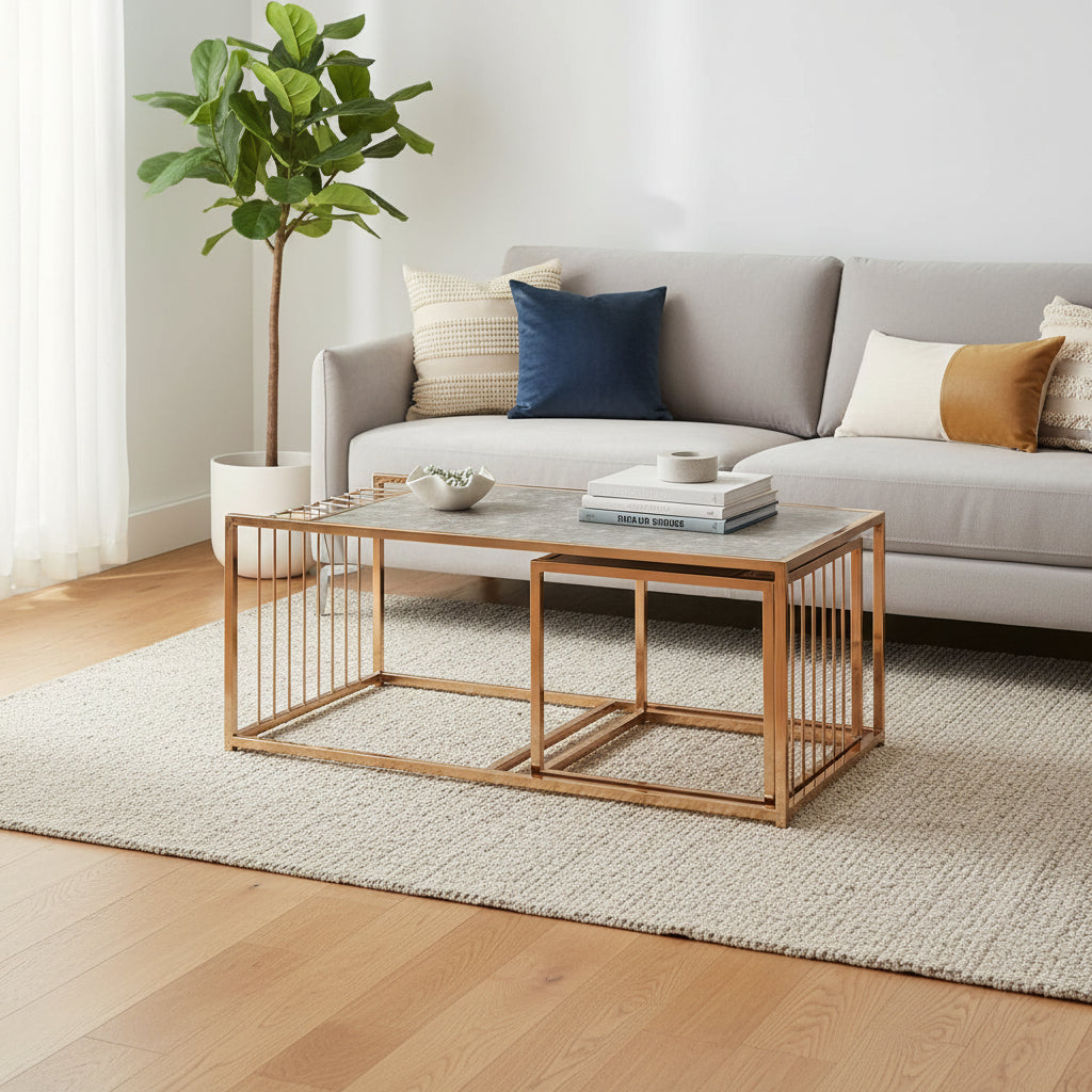 Ensemble de tables basses gigognes or champagne, plateau miroir texturé, style glamour pour salon