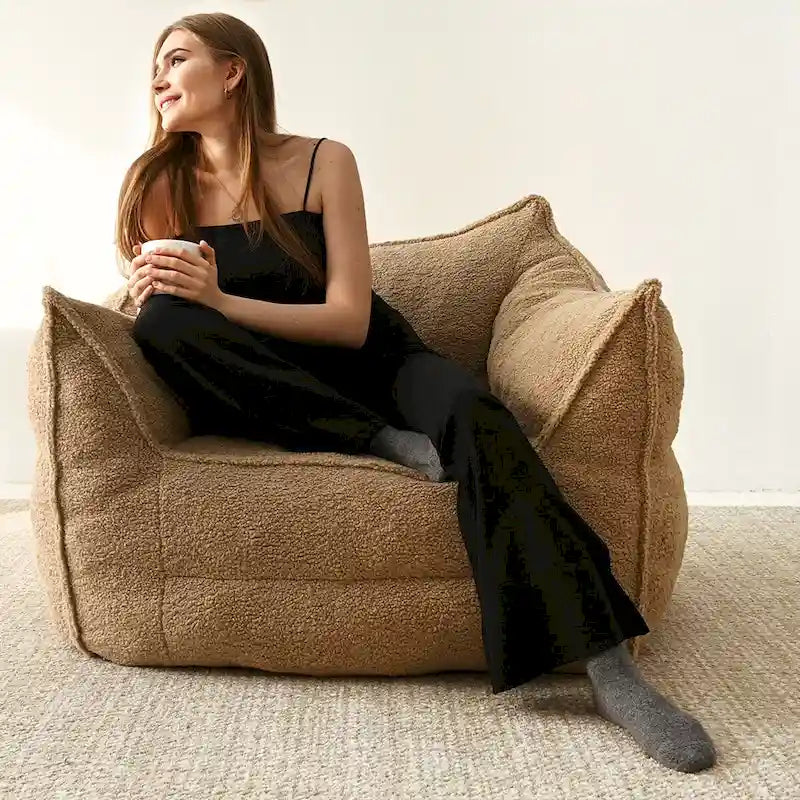Un pouf individuel dans le salon