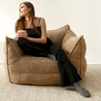 Un pouf individuel dans le salon
