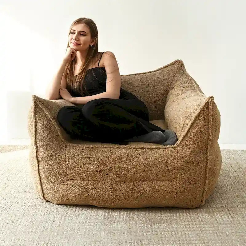 Un pouf individuel dans le salon