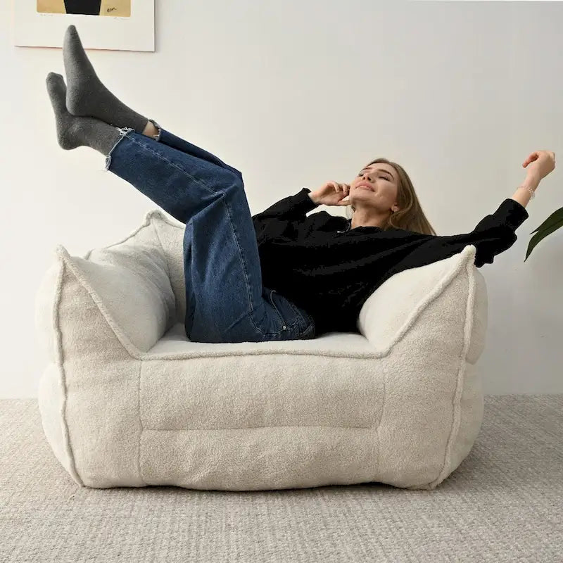 Un pouf individuel dans le salon