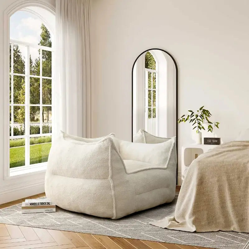 Un pouf individuel dans le salon