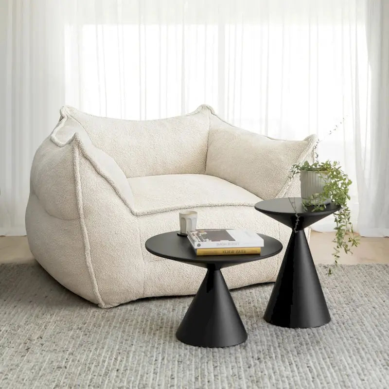 Un pouf individuel dans le salon