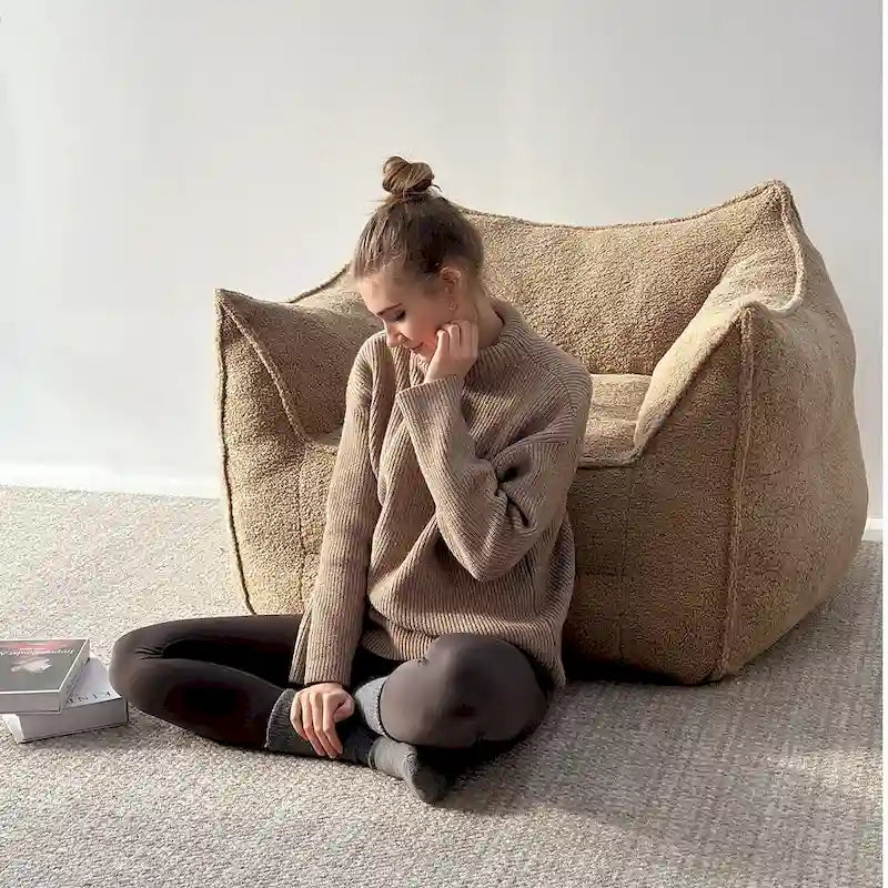 Un pouf individuel dans le salon