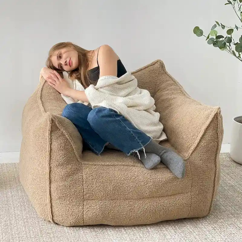 Un pouf individuel dans le salon