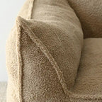 Un pouf individuel dans le salon