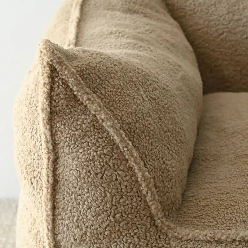 Un pouf individuel dans le salon