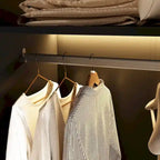 Élégante Armoire Noire avec Éclairage LED et Portes en Verre Trempé